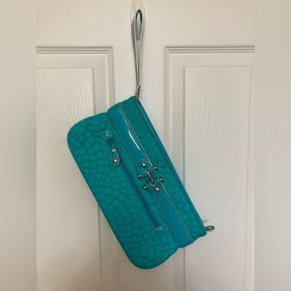 Vera Bradley Handbags - Vera Bradley Turquoise Bistro Clutch